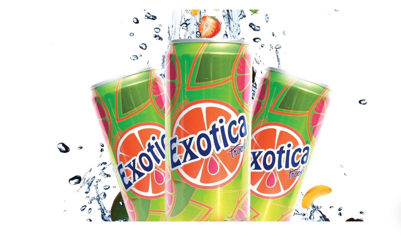 Drei grüne Exotica Tropik Dosen mit Wassersplash und Früchten