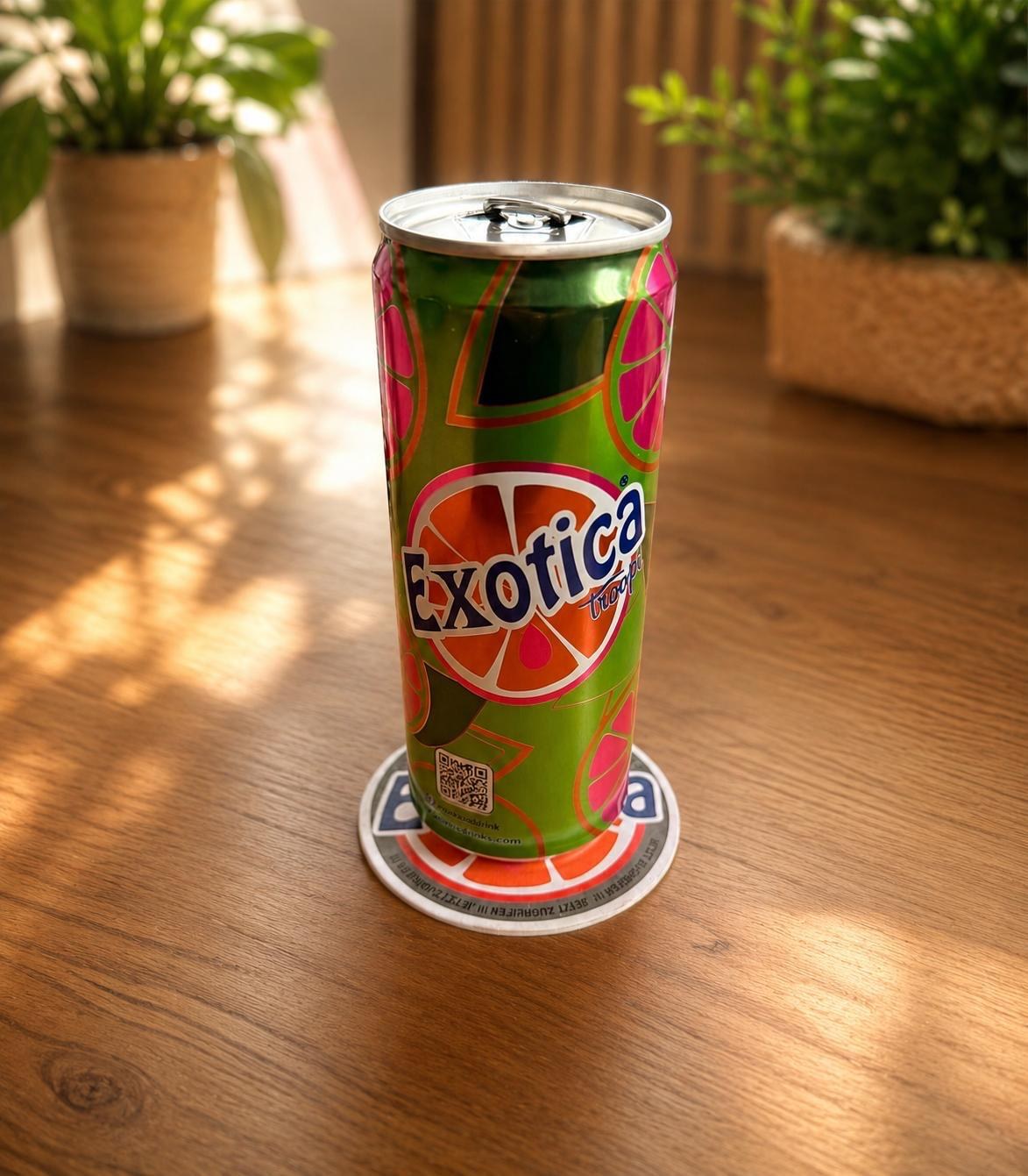 Exotica Tropik Dose auf einem Holztisch mit warmem Licht