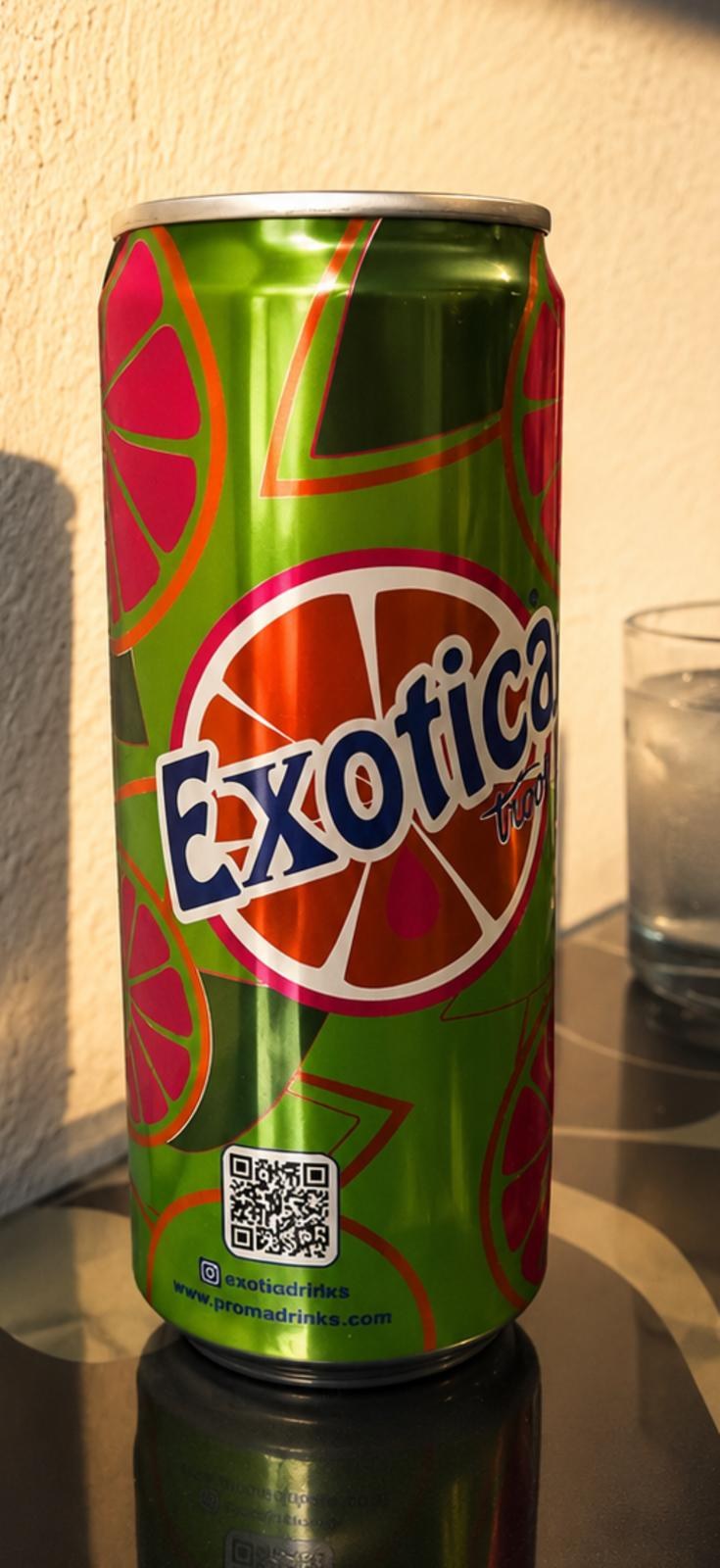 Exotica Tropik Dose im warmen Licht neben einem Glas